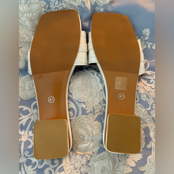 NWOT Unbranded White Sandals Buckle Embellished Open-Toe Low Block Heel; Size 41 - Picture 5 of 10